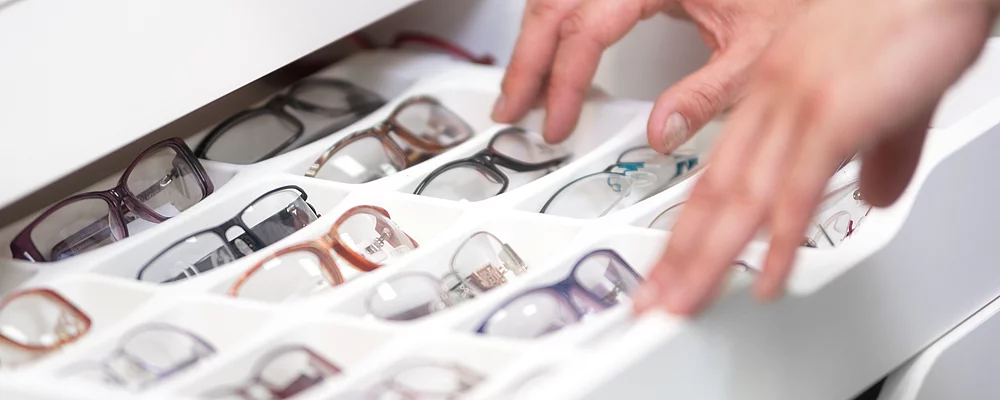 Albrecht Optik Brillenmodelle in einer Schublade